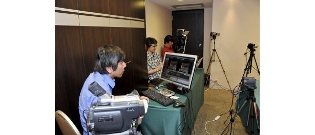 USTREAMは「ワンボタンの声」でおなじみ、山村氏（奥）率いる「ライブ配信普及し隊」によって行われた