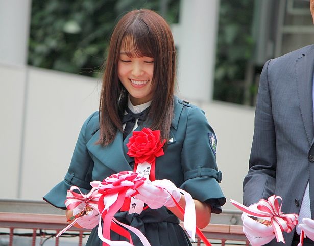 テープカットで笑顔を見せる菅井友香