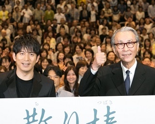 超ひらパー兄さんの岡田准一、主演映画『散り椿』とひらパーコラボポスターを大阪で公開！ 観客が大笑い