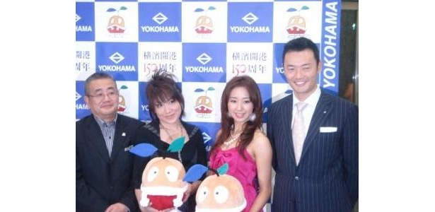 たねまるのぬいぐるみを持ってアピールする中田市長（右端）ら