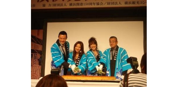 巨大月餅の切り分けも