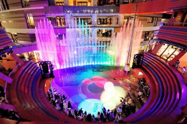 ド迫力の噴水ショーは、東方神起の名曲に合わせて水と光が色鮮やかに変化する