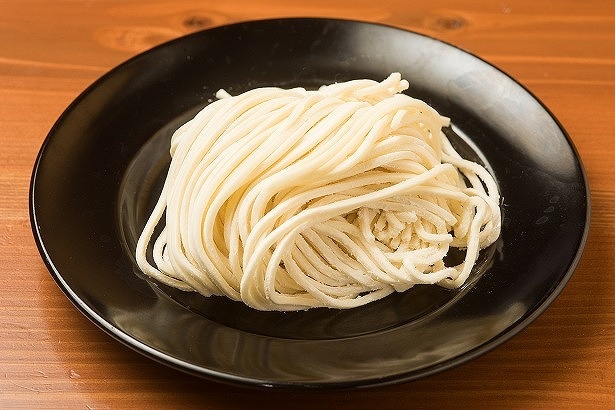 かん水不使用で正確には中華麺ではない太麺。神田店では東京の有名製麺所「三河屋製麺」に特注している
