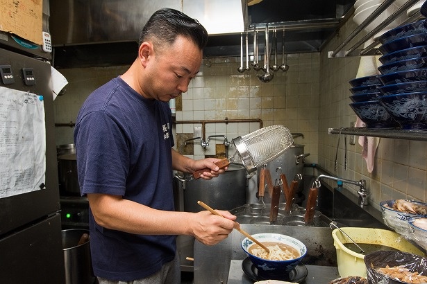 長尾さんは中華料理出身。「中華は得意でしたが、煮干しラーメンだけはうまく作れず、それが悔しくてどんどんハマっていき、気づいたら店を出していました(笑)」