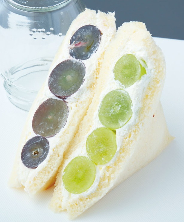 浜松産のシャインマスカットとピオーネを使用した「フルーツミックスサンド」(400円)