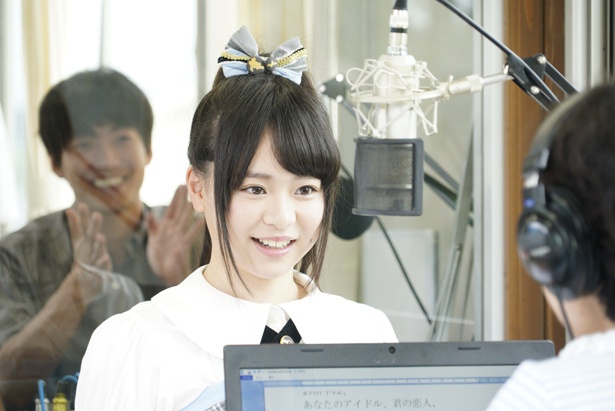 【写真を見る】倉野尾成美(本人)がゲスト出演するラジオ局のシーン。大東駿介は「自分の言葉」でブースの外から指示を出していたという