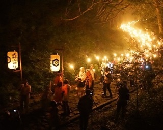 1300本のたいまつが炎の川に！鳥取県西伯郡で「1300本のたいまつ行列」開催