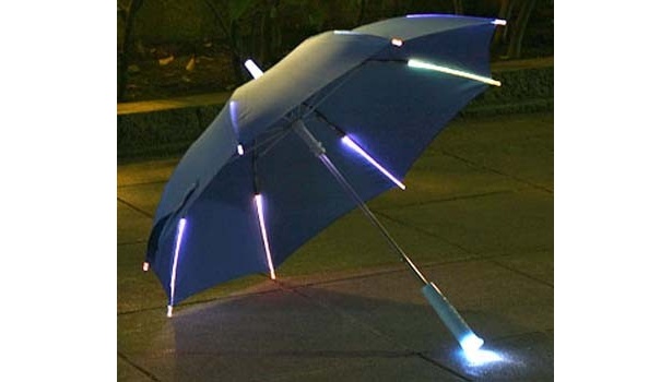 「レインボーフラシュLED傘 子供用」(1280円)。子供用は傘の内側の骨先端が光る