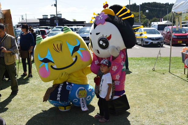 【写真を見る】越後柏崎の「えちごん」(左)と燕市の「きららん」(右)