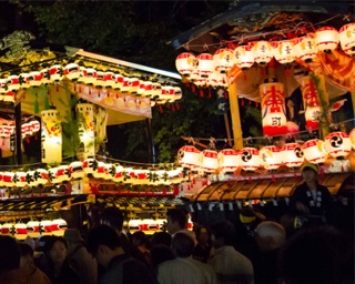 夕闇に映える山車の提灯・長野県北安曇郡で｢池田八幡神社例大祭｣開催