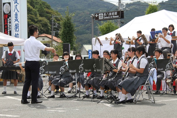 ステージでは松崎高校吹奏楽部の演奏なども行われる