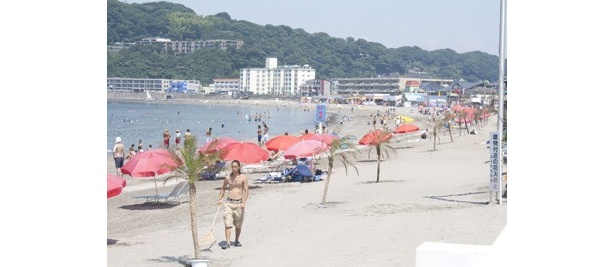 真っ青な海と砂浜が広がる逗子海岸
