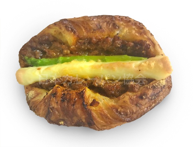 「手づくりパンとケーキのお店パリジェンヌ」の「Q・B・Bまるごとチーズのせキーマカレーデニッシュ」(400円)。