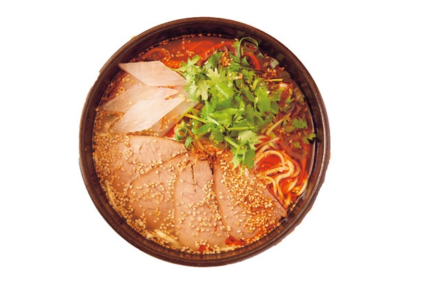 牛骨スープには中国から仕入れた山椒や生姜、シナモンなど20種以上の香辛料を使用した「一品居 蘭州牛肉麺」/一品居 蘭州牛肉麺