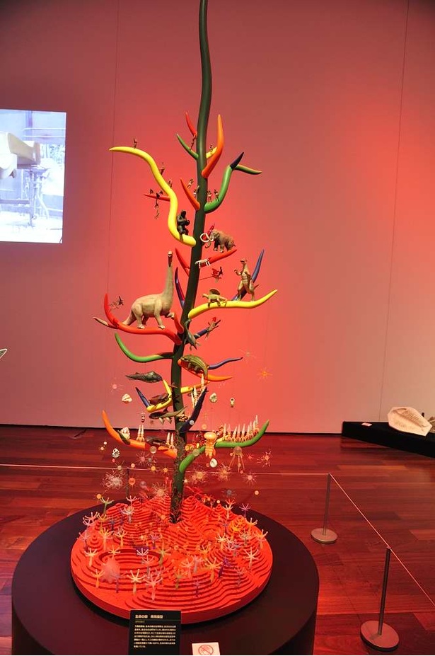 1970年当時、太陽の塔内に展示されていた「生命の樹」を海洋堂が2011年に再現した