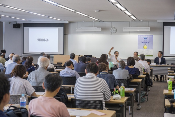 前回の講座(2018年8月開催、テーマは「横浜と電気｣)の風景。日常生活に欠かせない「電気」について、三者三様に語られた今回の講義。受講者たちは熱心に耳を傾けていた