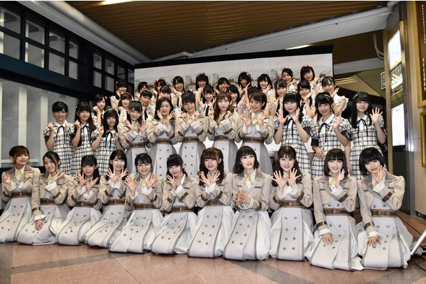 囲み取材に出席したNGT48のメンバー43人