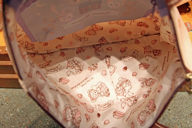 「トートバッグ」(3600円)は、内側にもダッフィー＆フレンズが描かれている