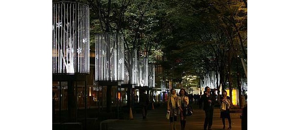 会場周辺には22万個のクリスタルビーズがきらめくイルミも