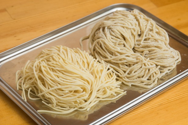 中華そばの麺（左）は北海道産小麦100％で、モッチリとした食感を重視