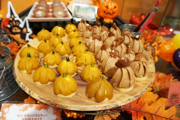 かぼちゃの形をした「かぼちゃモンブラン」(左)と「イタリア産マロン」(右)