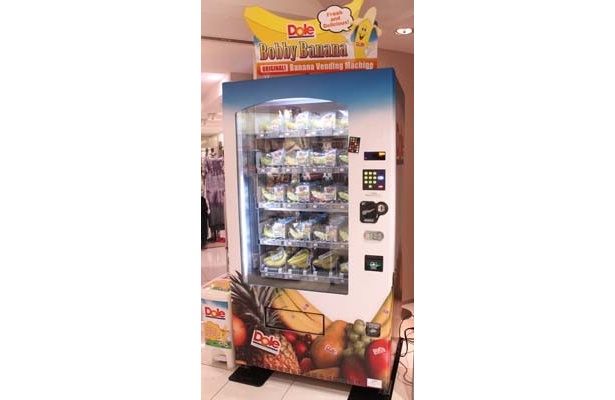 赤ちゃんも興味津々!? 渋谷で話題の「バナナ自動販売機」が銀座に登場