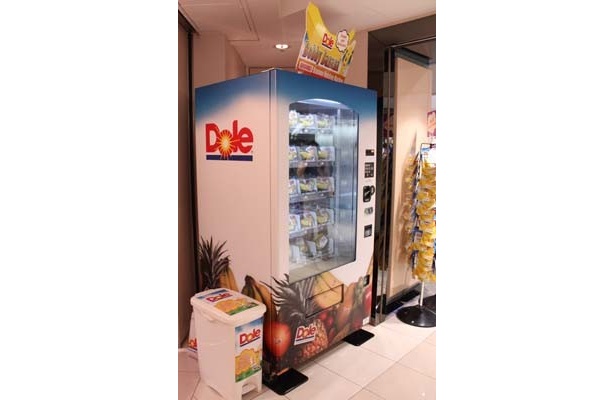 自動販売機の横にはゴミ箱も設けられている