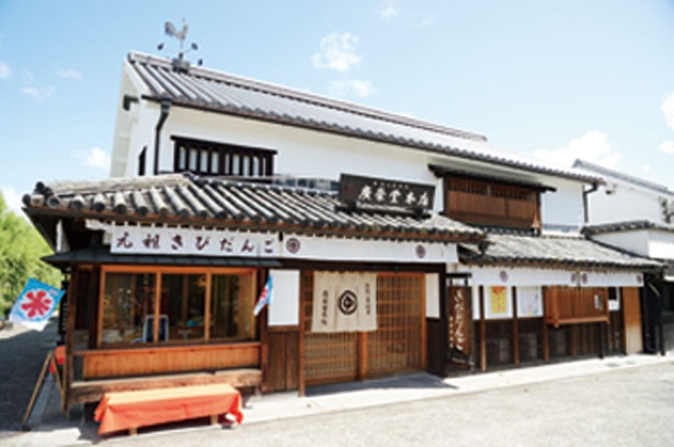 1階は販売スペースとカフェスペース、2階はギャラリーになっている/廣榮堂 倉敷雄鶏店