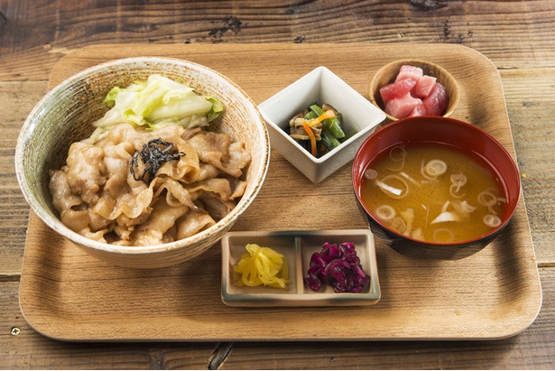 ｢豚丼｣(780円)は、林SPF豚の肉を使用し旨味十分。ご飯、味噌汁、小鉢、小マグロ、お新香付き。ランチは平日のみでご飯お替わりOK