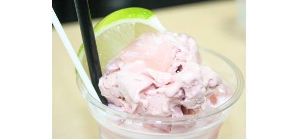 「ストロベリー ピーチ ダイキリ」はアイスクリームにミックスされたピーチジュレが涼しげ！