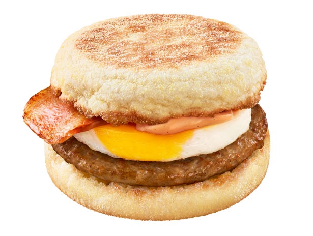 朝マック商品の「月見マフィン」(単品330円、バリューセット530円、コンビ400円)は、焼きたてのイングリッシュマフィンで、月に見立てたたまごやソーセージパティをサンド