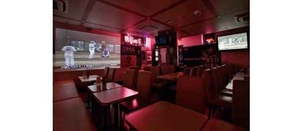 「ファミレス1938 SportsRestaurant＆Bar」の内観