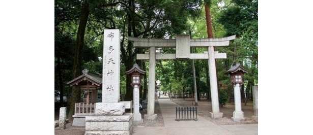 調布市にあるこの「布多天神社」の奥に墓場があるが、周辺の風景が「鬼太郎」の舞台になっているといわれている