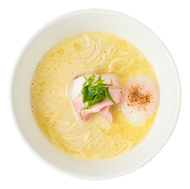 【写真を見る】白トリュフオイル香る「鶏白湯麺」(1080円)