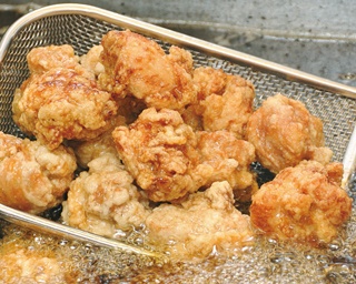 アツアツの唐揚げを食べ比べ！門司港で「北九州からあげ王座決定戦 2018」が開催