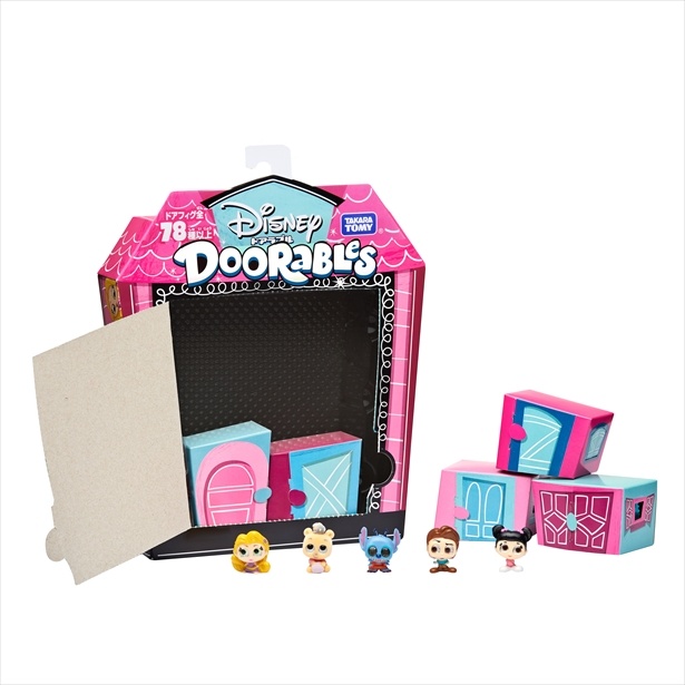 「ディズニー ドアラブル デラックスパック」(タカラトミー)。ドア型のパッケージの中にドアフィグと呼ばれるディズニーキャラクターの人形が封入。通常5個だが、6～7個入っているものも