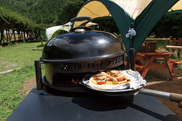 「イタリアンBBQ](大人1人3240円)は、まきで焼くピザが作れる！