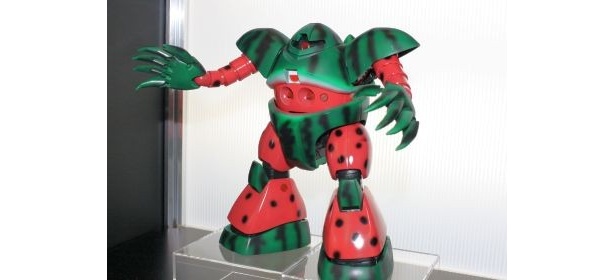 小説「機動戦士ガンダムUC」をガンダムエース誌上で連載していた福井晴敏さんは「スイカ」をイメージしたガンプラを披露