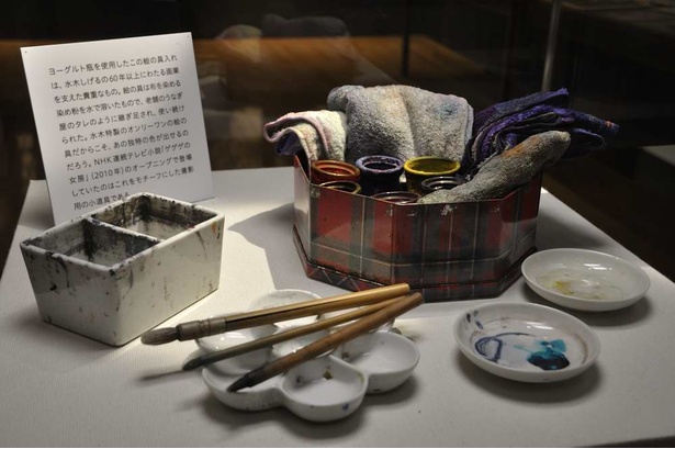 柔らかな色遣いも水木作品の魅力。衣類を染める染粉を水に溶いたものであの色使いを生み出していた