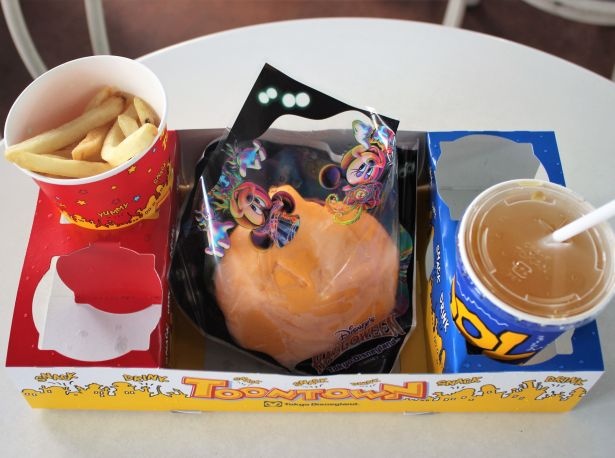 新パレード「スプーキー“Boo！”パレード」を見ながら食べるのも楽しそう！