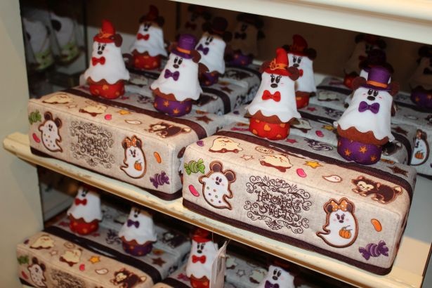 ゴーストになったミッキーマウス形のカップケーキが乗るティッシュケース