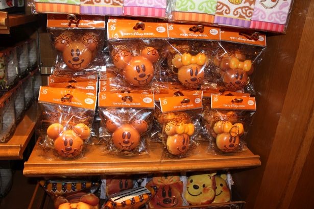 こちらはTDS、TDL2つのパーク共通のスペシャルグッズ。思わず食べてしまいたくなるようなハロウィーンスウィーツを表現