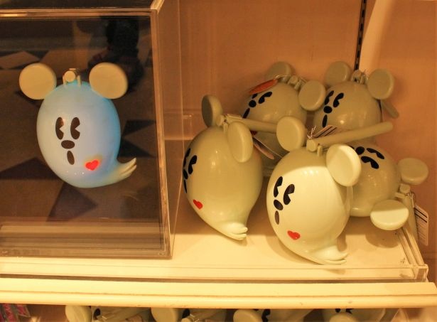 光る「ランタン」(2000円)は夜のパーク歩きに！