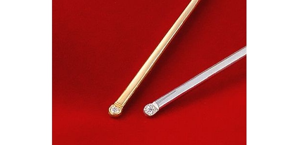 【画像】つまようじ頭部に留められた0.03ctのダイヤモンドは存在感抜群！