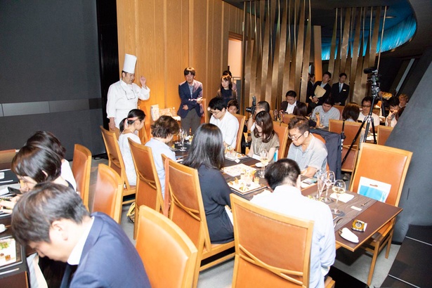 会場には先行試食に選ばれた30名のおひとりさまが集う