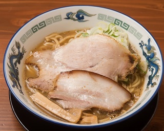 濃厚煮干しスープには ”無かんすい”太麺が合う「長尾中華そば 神田店」
