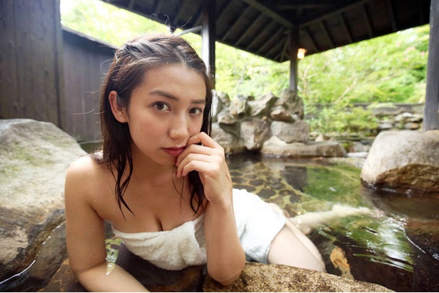 “九州の太陽”佐藤あいりと、筋湯温泉で混浴撮り！