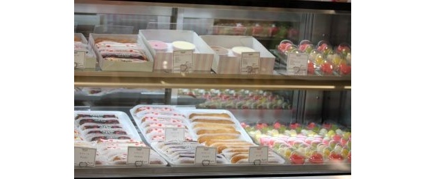 カラフルなショーケースの中
