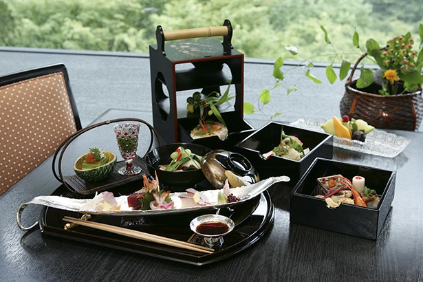 「小田急 ホテルはつはな」の日本料理「つつじの茶屋」(11:30～14:00LO)ではランチ料金10％引き(前日18:00までの予約制)