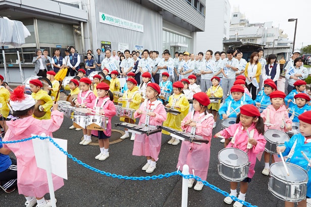 地元の幼稚園児たちの鼓笛隊の演奏に合わせて、広島への旅をスタート